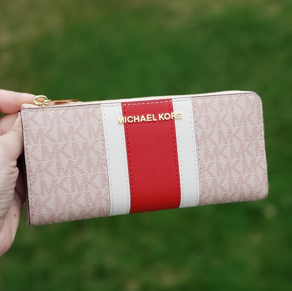 Michael Kors Handbags - ⚠️LAST 1⚠Michael Kors Jet Set Center Stripe Wallet